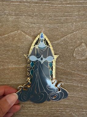 Blue and Gold Wall Art Pin - Elegant Sorcerer Design